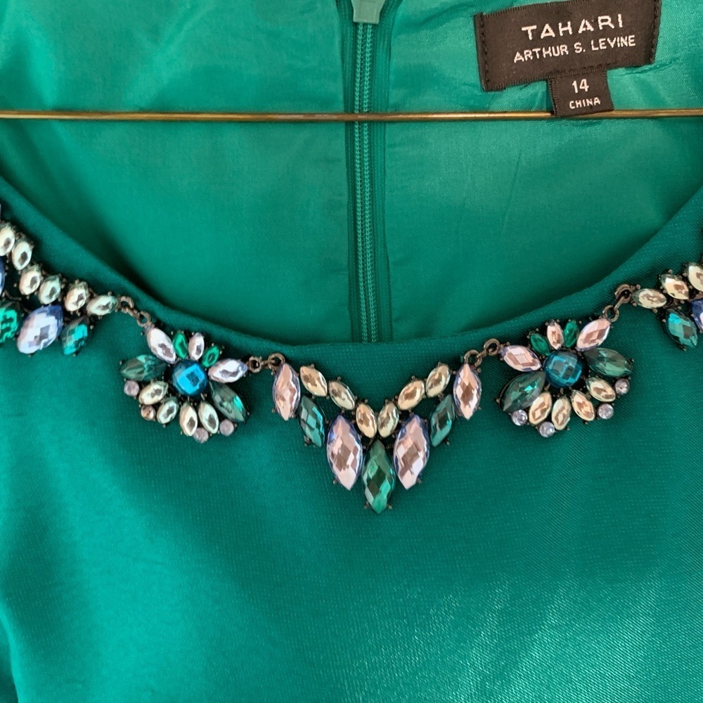 Tahari: Elegant Teal Sleeveless Rhinestone Dress – Perfect for Any Occasion - Picture 8 of 8